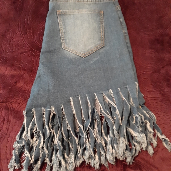 Fringed Rugged Jean Shorts - Picture 5 of 5